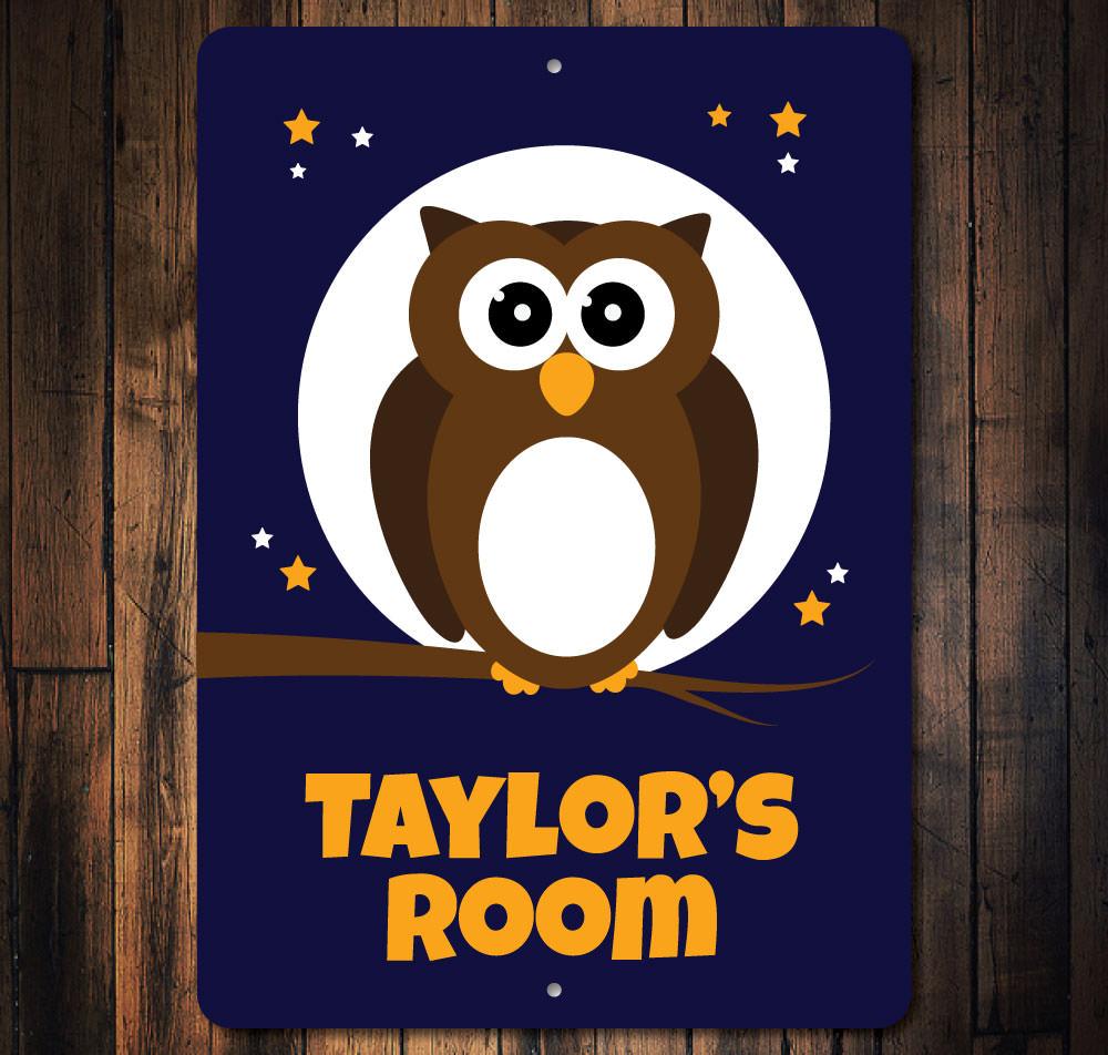 A beautifully crafted Owl Sign made from high-quality aluminum, featuring customizable text for a child's room decor.