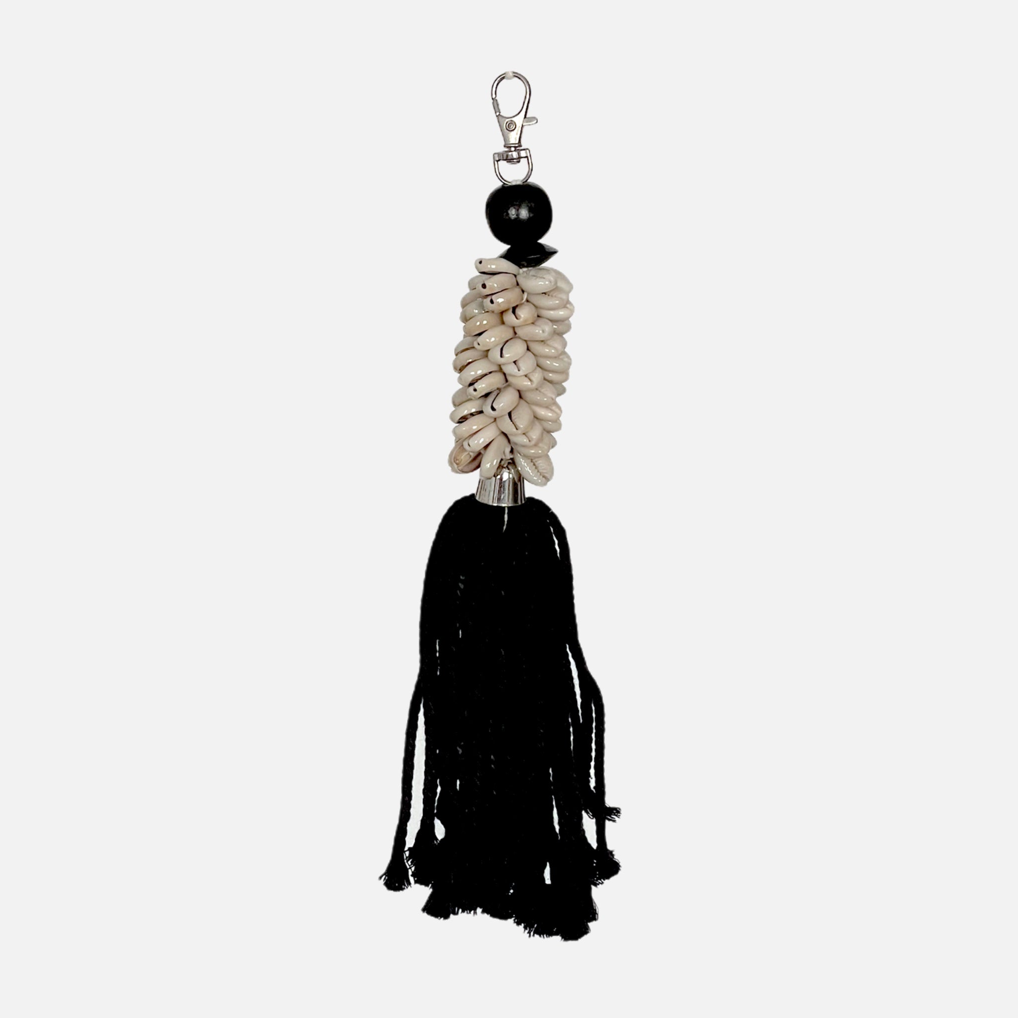 Stylish Zoë key chain featuring sustainable shells in black.