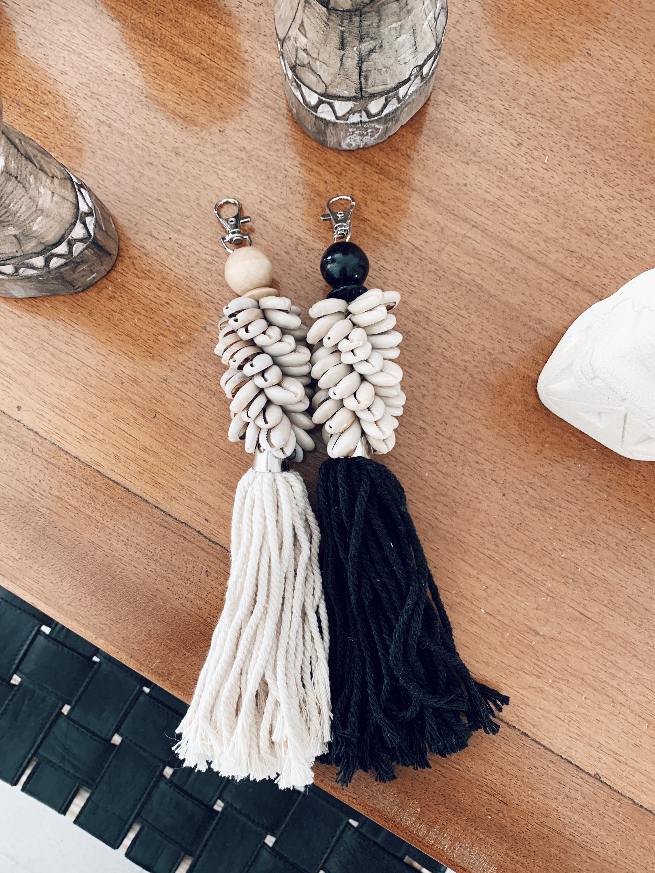 Stylish Zoë key chain featuring sustainable shells in black.