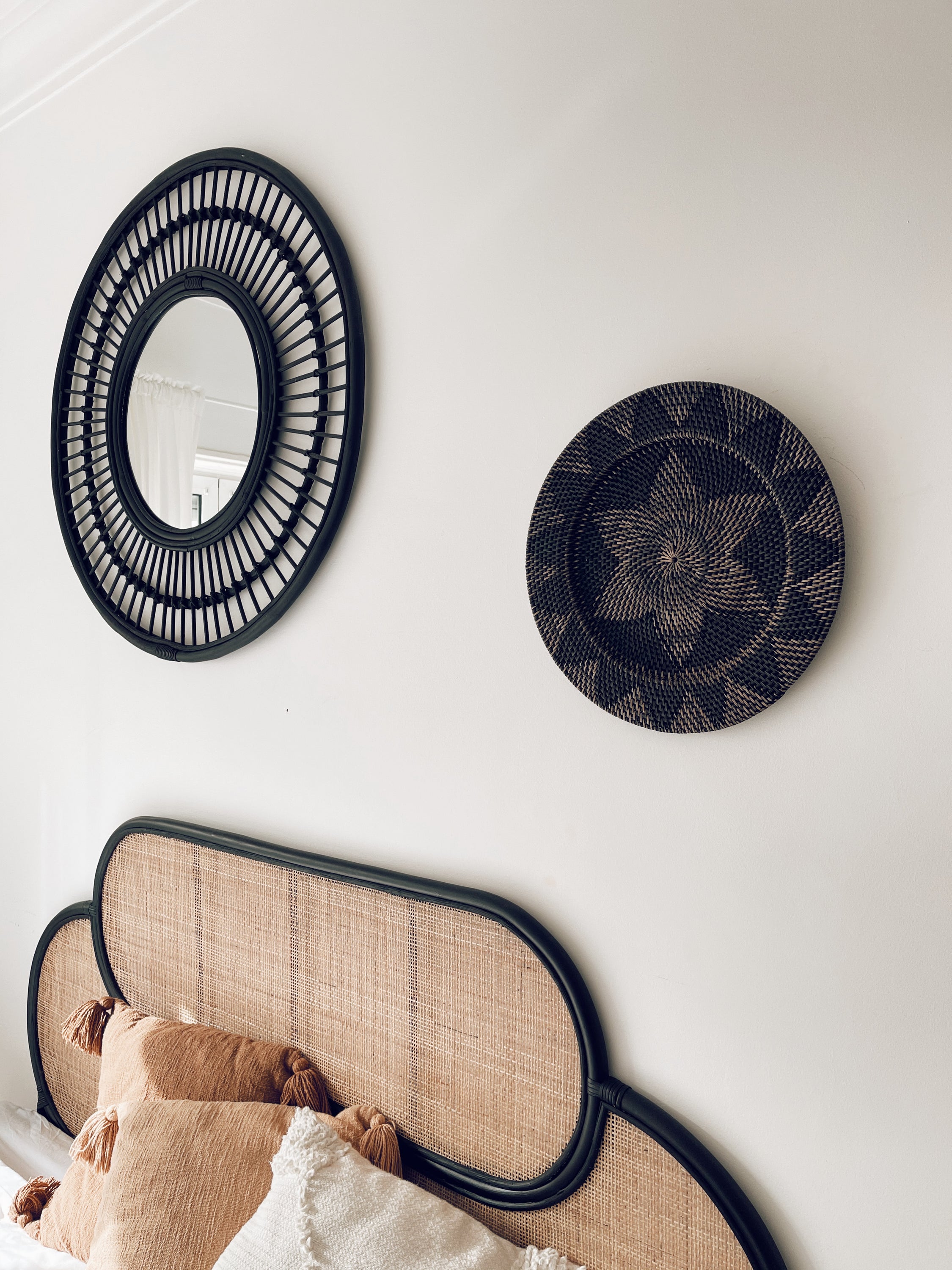 Handmade rattan wall decoration, Prato de Parede Lombok Preto, 40cm, showcasing intricate weaving and a bohemian style.