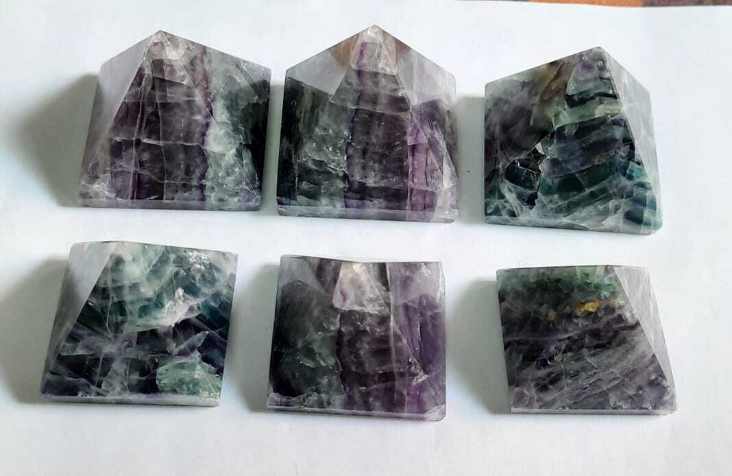 Pyramide en fluorite arc-en-ciel, un objet décoratif puissant pour équilibrer les énergies et favoriser la clarté d'esprit.