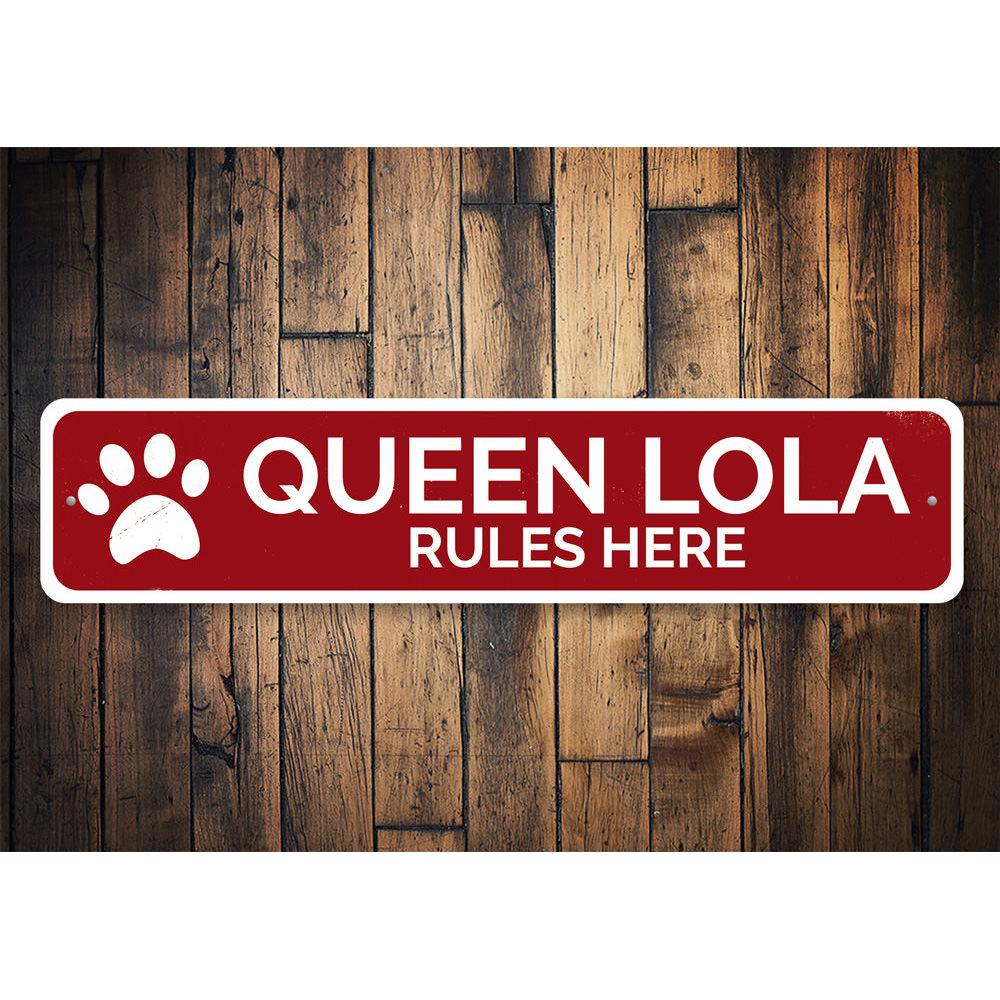 Queen Rules Here Pet Sign made of high-quality aluminum, featuring a playful design perfect for pet lovers.