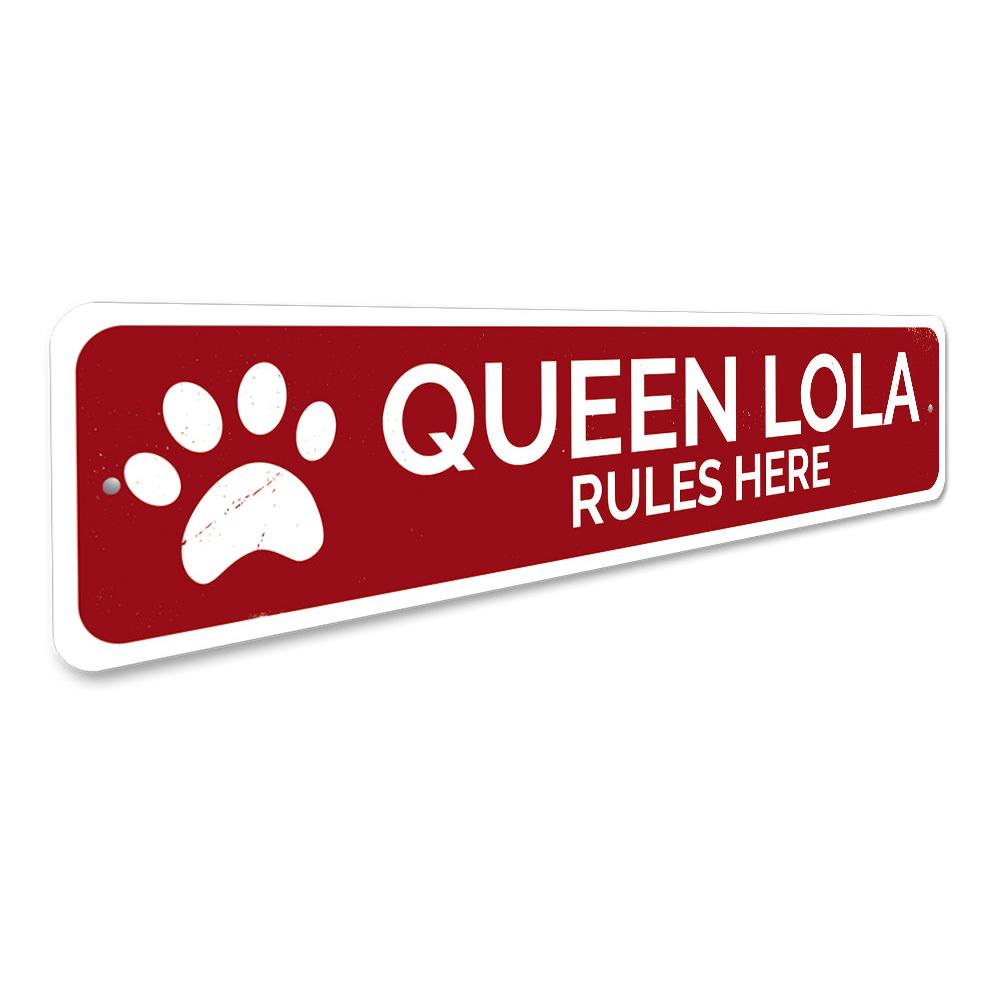 Queen Rules Here Pet Sign made of high-quality aluminum, featuring a playful design perfect for pet lovers.