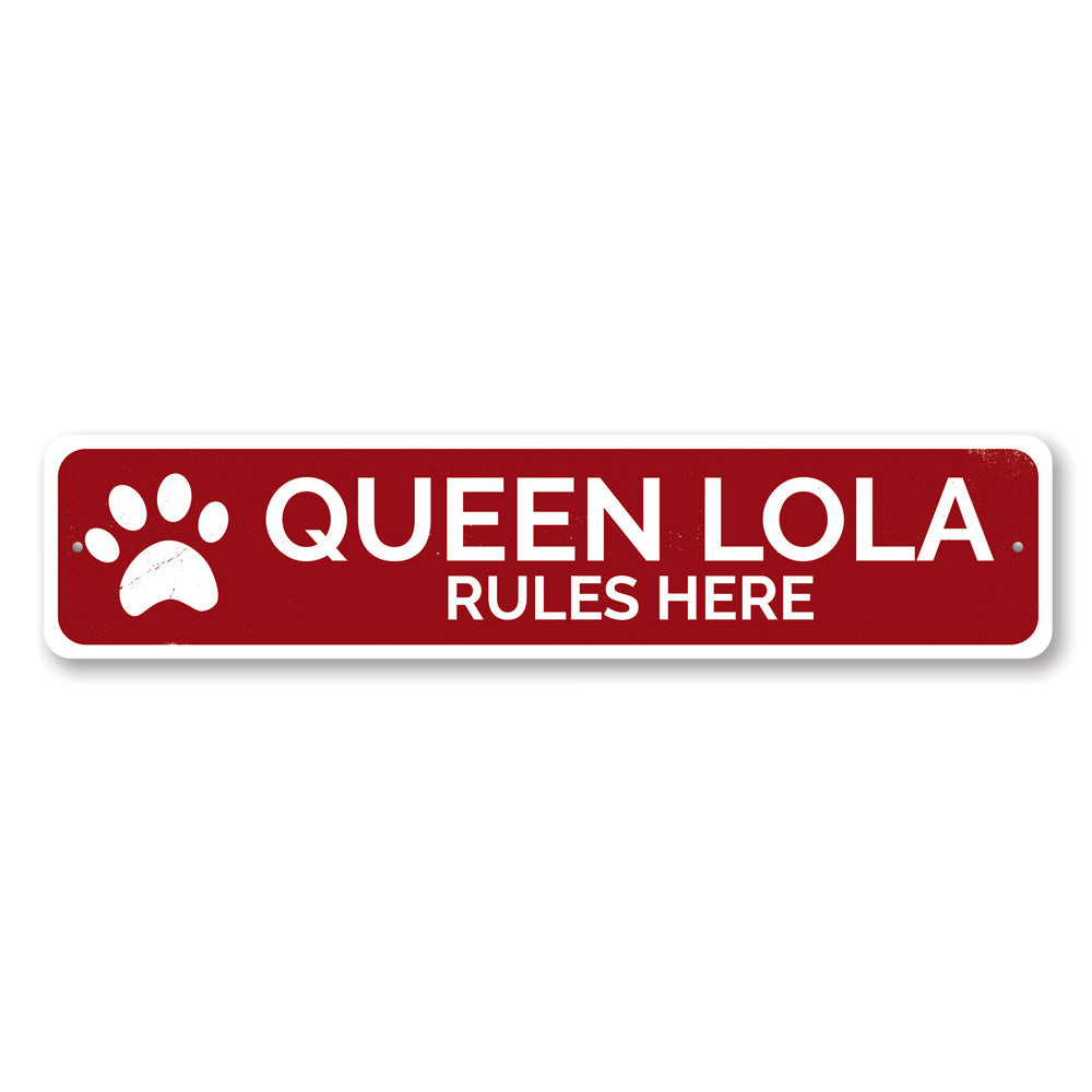 Queen Rules Here Pet Sign made of high-quality aluminum, featuring a playful design perfect for pet lovers.