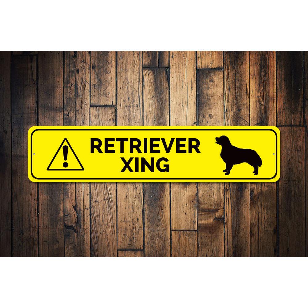 Retriever Crossing Sign made of high-quality aluminum, featuring a decorative design suitable for indoor and outdoor use.