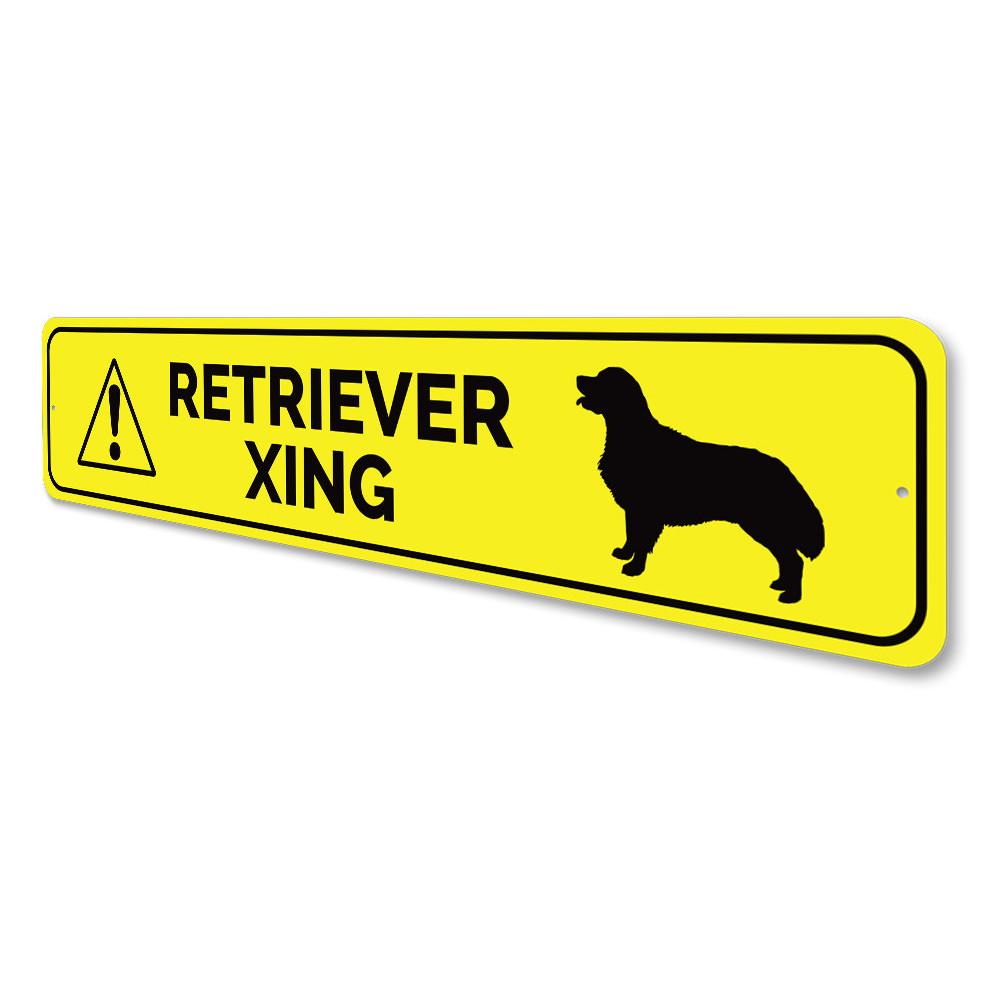 Retriever Crossing Sign made of high-quality aluminum, featuring a decorative design suitable for indoor and outdoor use.