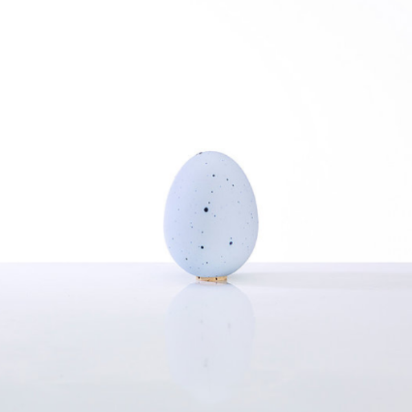 El Salt Shaker by DE INTUITIEFABRIEK, egg-shaped porcelain and cork design in multiple colors.