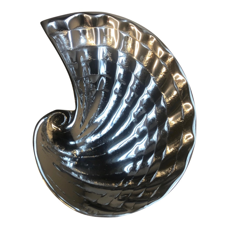 A beautifully crafted seashell-shaped soap dish made from recycled aluminum, showcasing a chic finish and minimalist design.