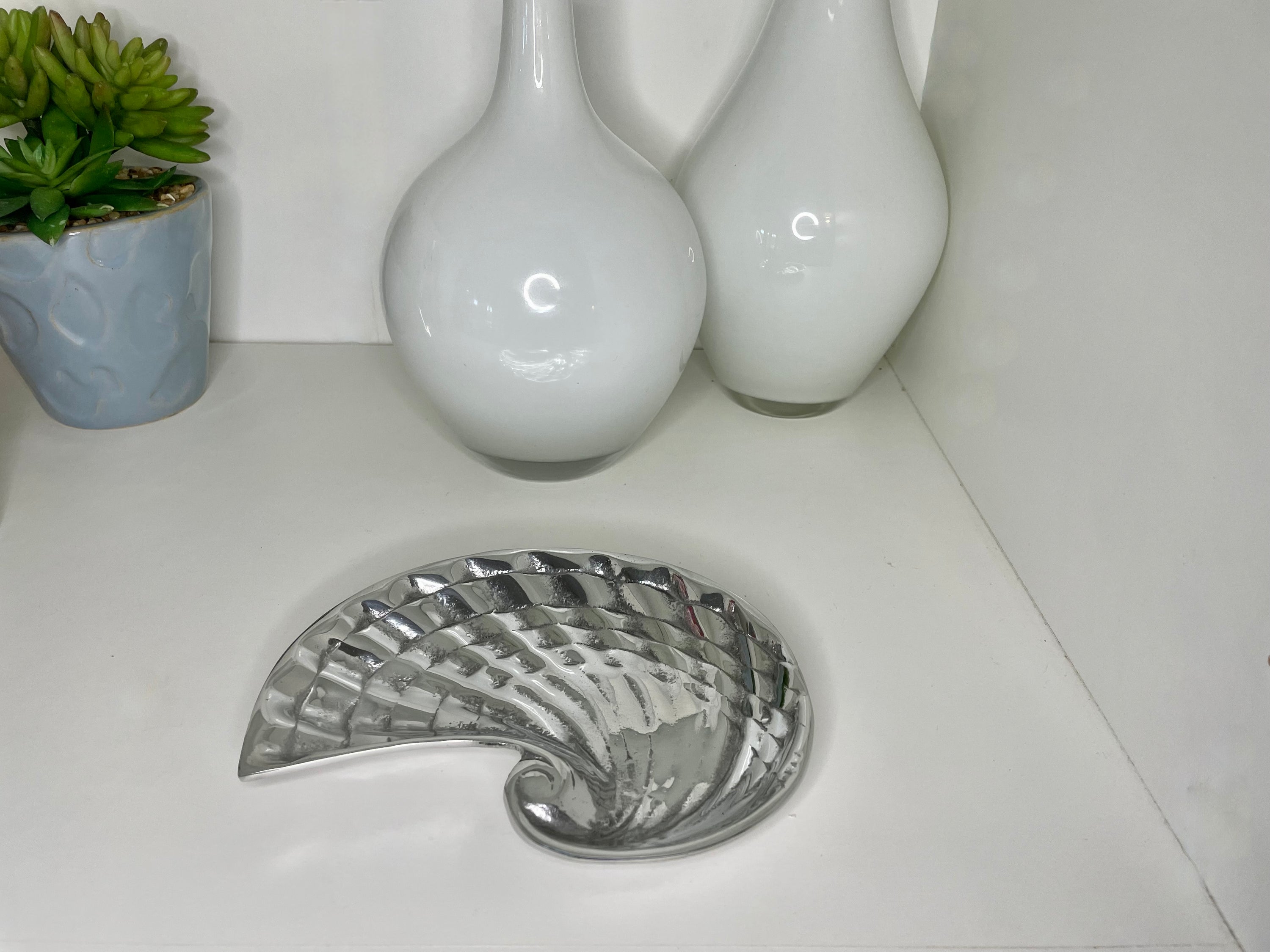 A beautifully crafted seashell-shaped soap dish made from recycled aluminum, showcasing a chic finish and minimalist design.