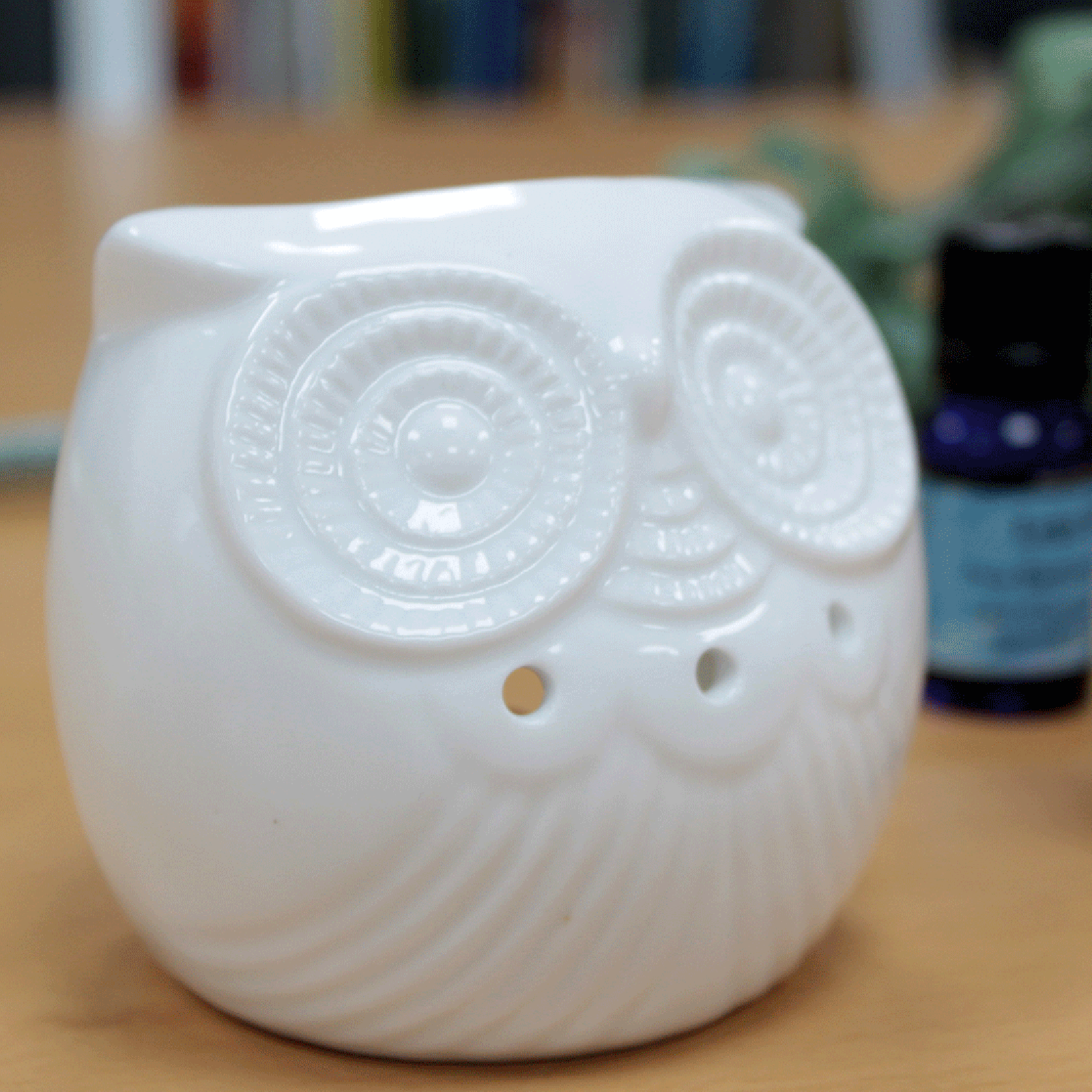 Short Owl Oil Burner in white ceramic, featuring an owl design that allows candlelight to shine through, creating a cozy ambiance.