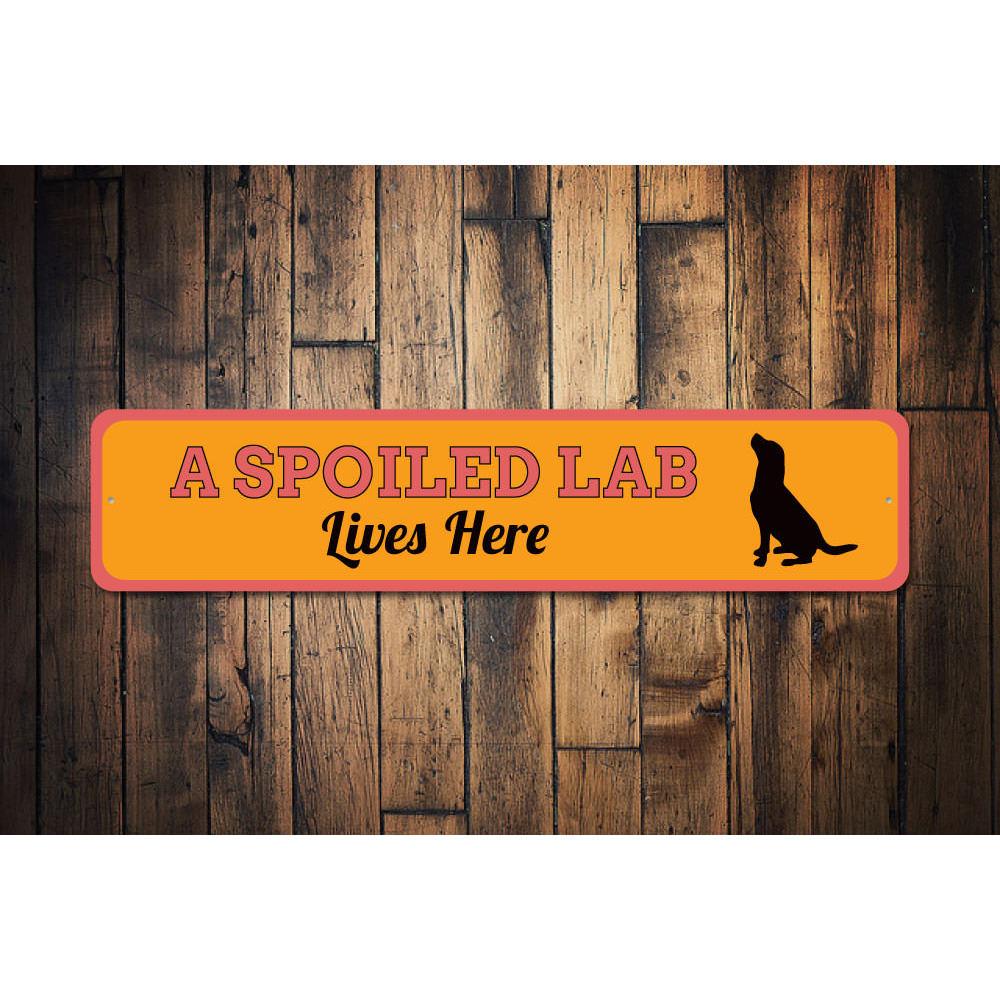 Spoiled Lab Lives Here decorative sign made of aluminum, featuring a playful design perfect for pet lovers.