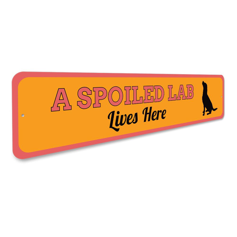 Spoiled Lab Lives Here decorative sign made of aluminum, featuring a playful design perfect for pet lovers.