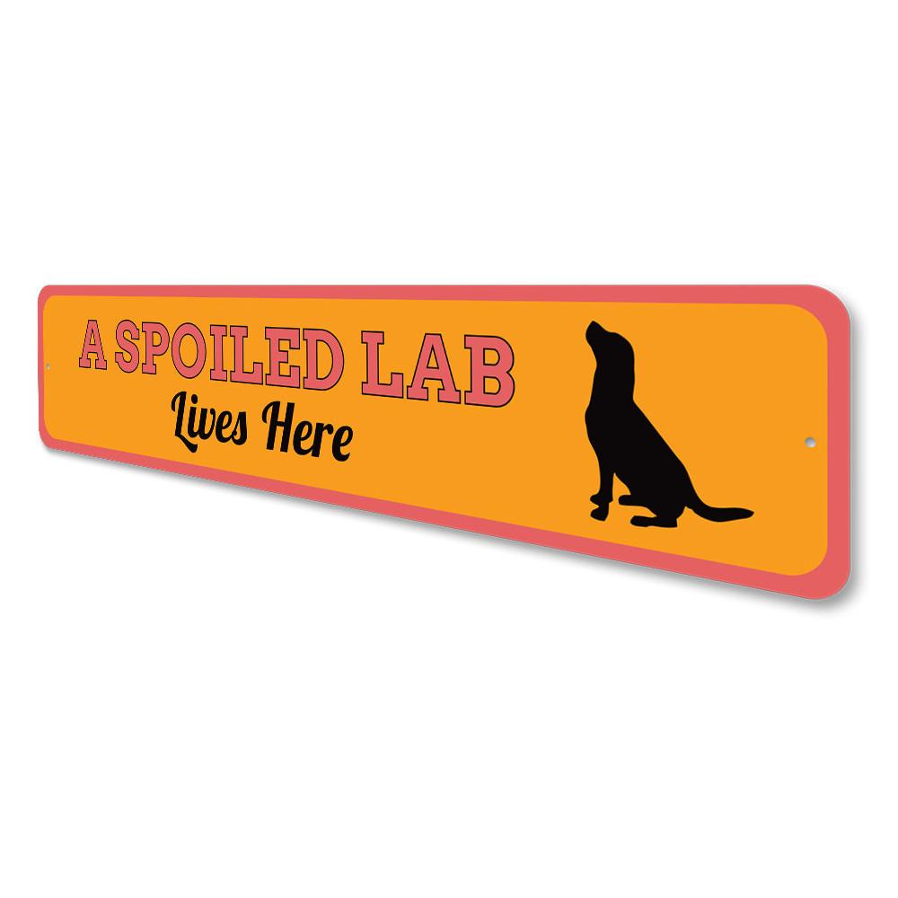 Spoiled Lab Lives Here decorative sign made of aluminum, featuring a playful design perfect for pet lovers.