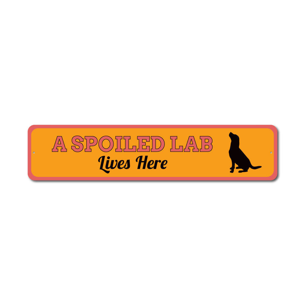 Spoiled Lab Lives Here decorative sign made of aluminum, featuring a playful design perfect for pet lovers.