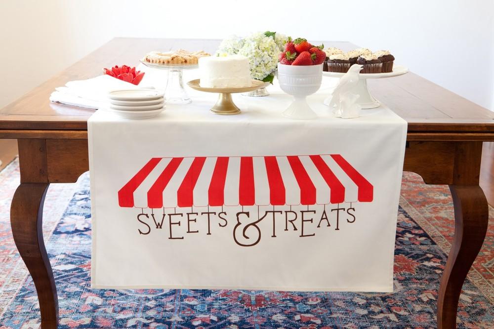 Sweets & Treats table banner in white fabric, elegantly displayed on a table, perfect for parties and celebrations.