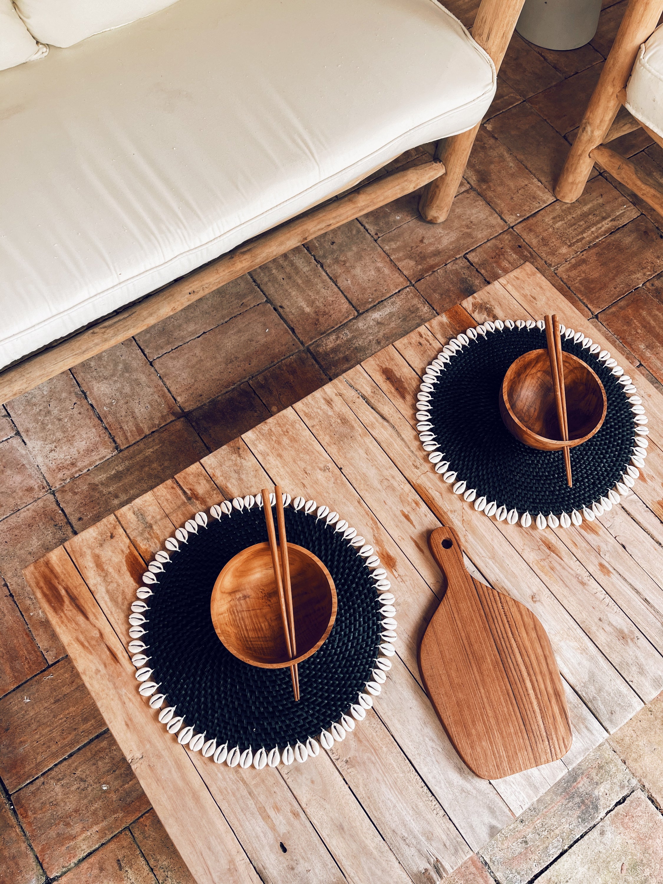 Tábua em madeira Atauro, a high-quality teak wood serving plate with a natural finish, perfect for serving food or as a decorative piece.