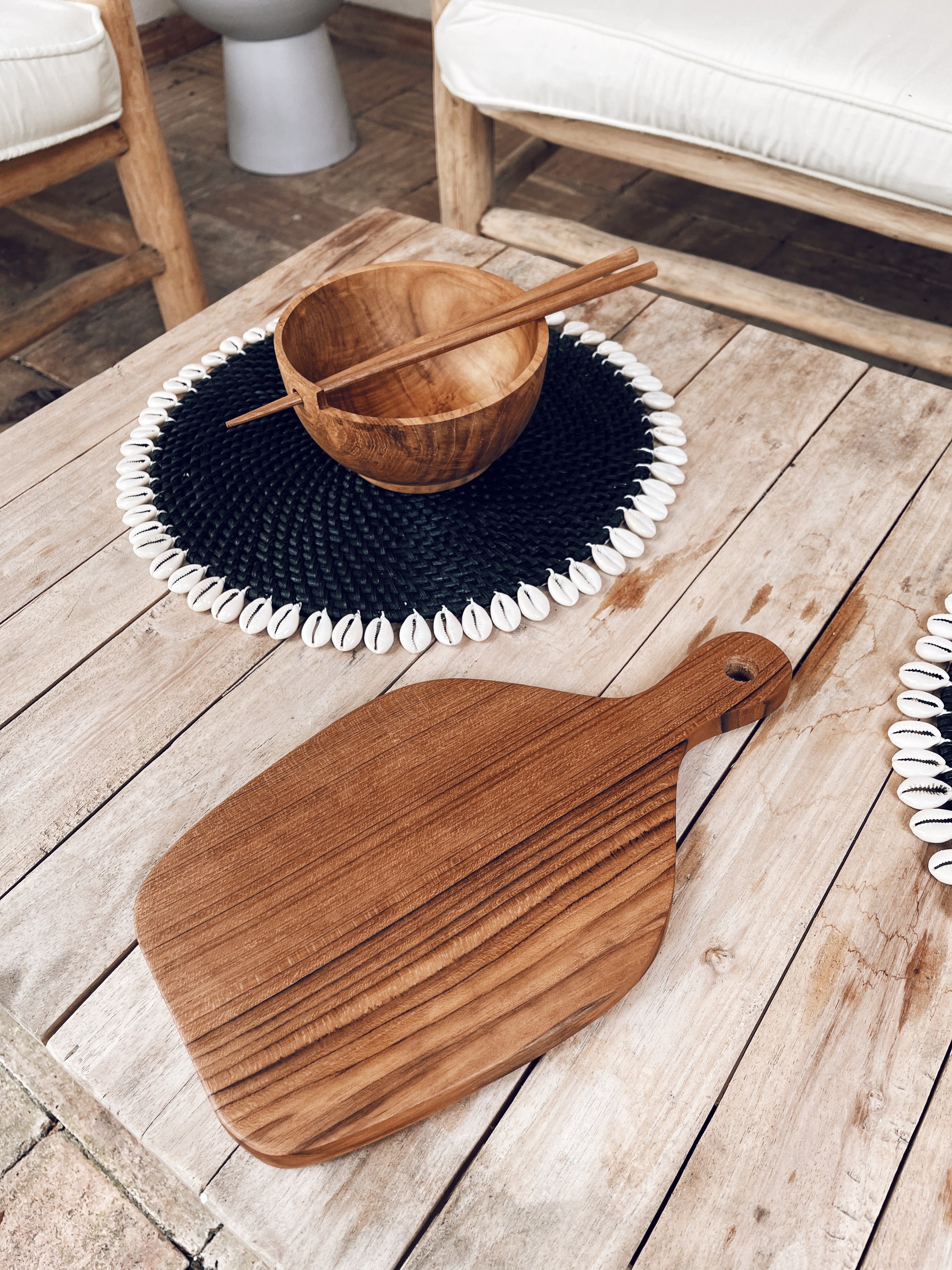 Tábua em madeira Atauro, a high-quality teak wood serving plate with a natural finish, perfect for serving food or as a decorative piece.