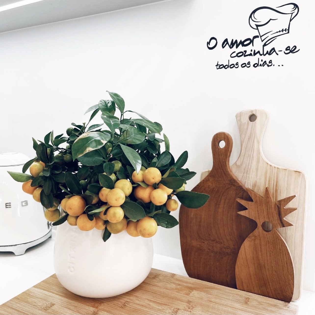 Tábua em madeira Atauro, a high-quality teak wood serving plate with a natural finish, perfect for serving food or as a decorative piece.