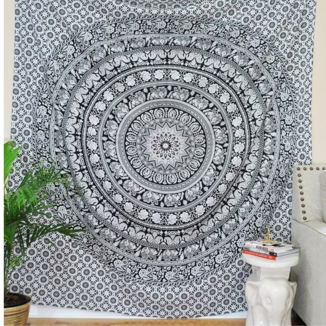 Tenture murale en coton 'Mandala de l'Éléphant' avec motifs d'éléphants dans un mandala, apportant une touche spirituelle et bohème à la décoration intérieure.