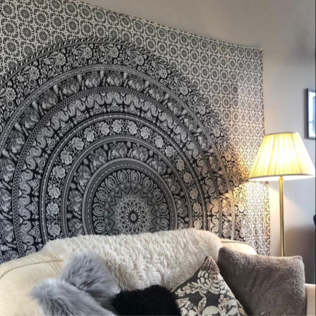 Tenture murale en coton 'Mandala de l'Éléphant' avec motifs d'éléphants dans un mandala, apportant une touche spirituelle et bohème à la décoration intérieure.