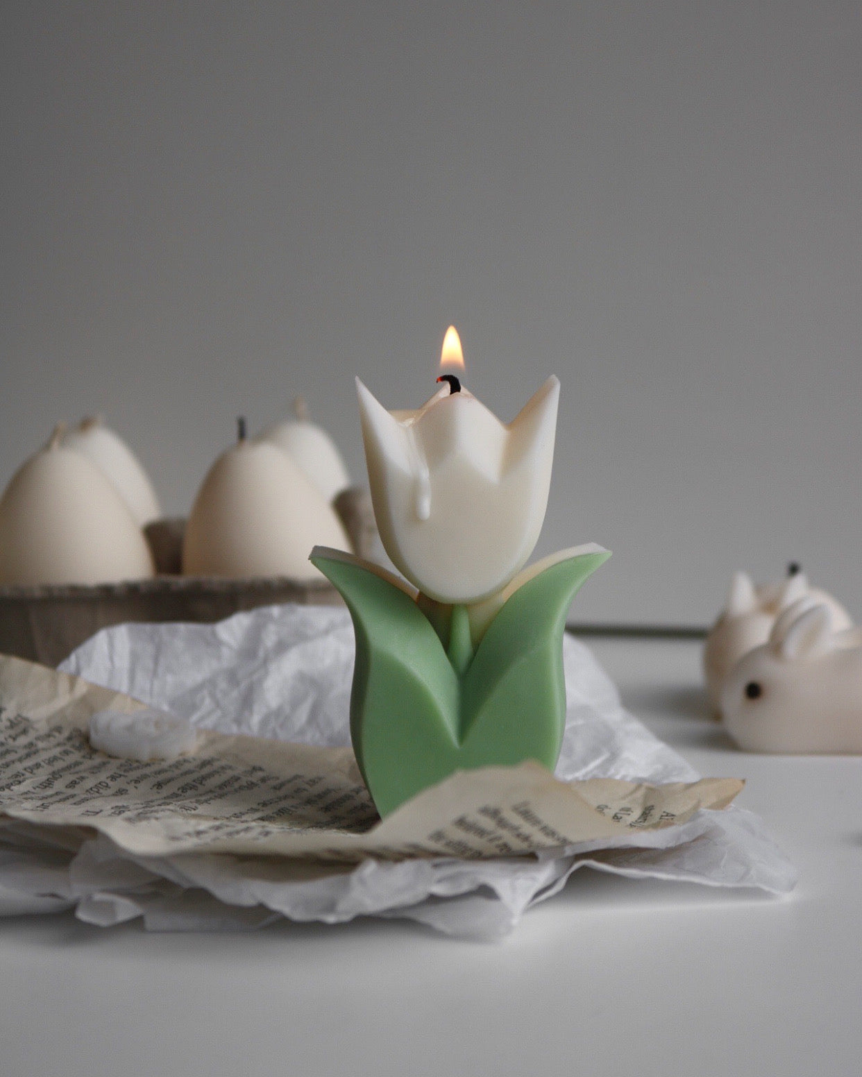 A beautifully crafted Tulip candle made from a soy wax blend, featuring an elegant tulip shape, perfect for home decor.