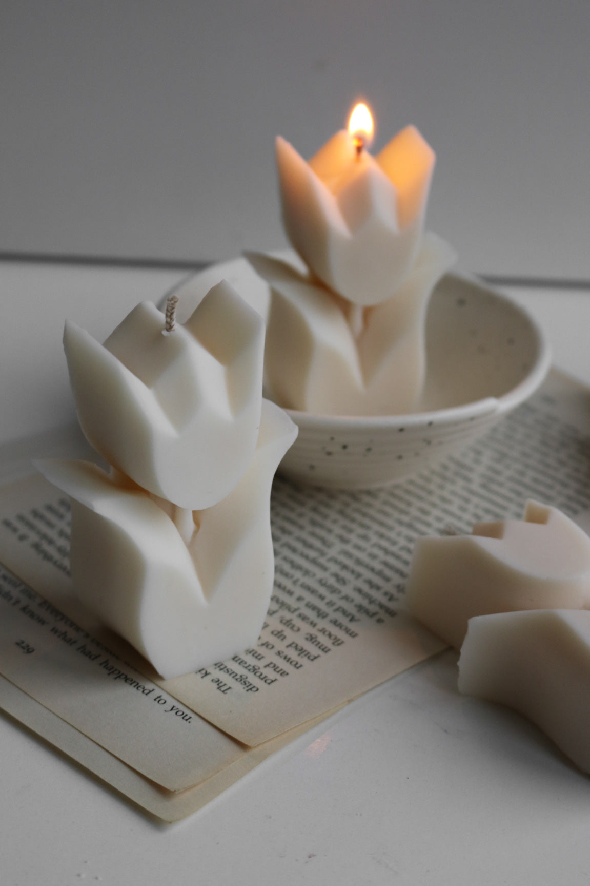 A beautifully crafted Tulip candle made from a soy wax blend, featuring an elegant tulip shape, perfect for home decor.