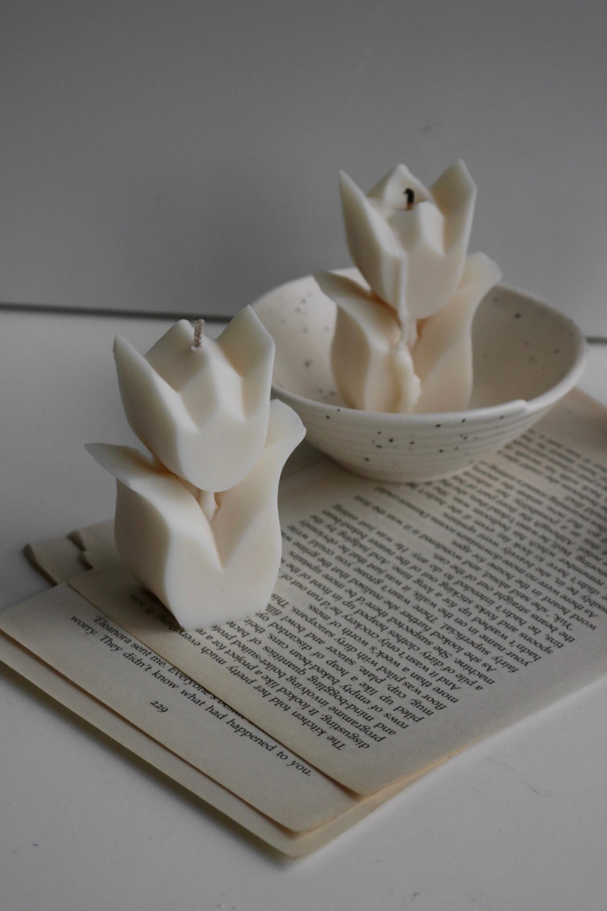 A beautifully crafted Tulip candle made from a soy wax blend, featuring an elegant tulip shape, perfect for home decor.