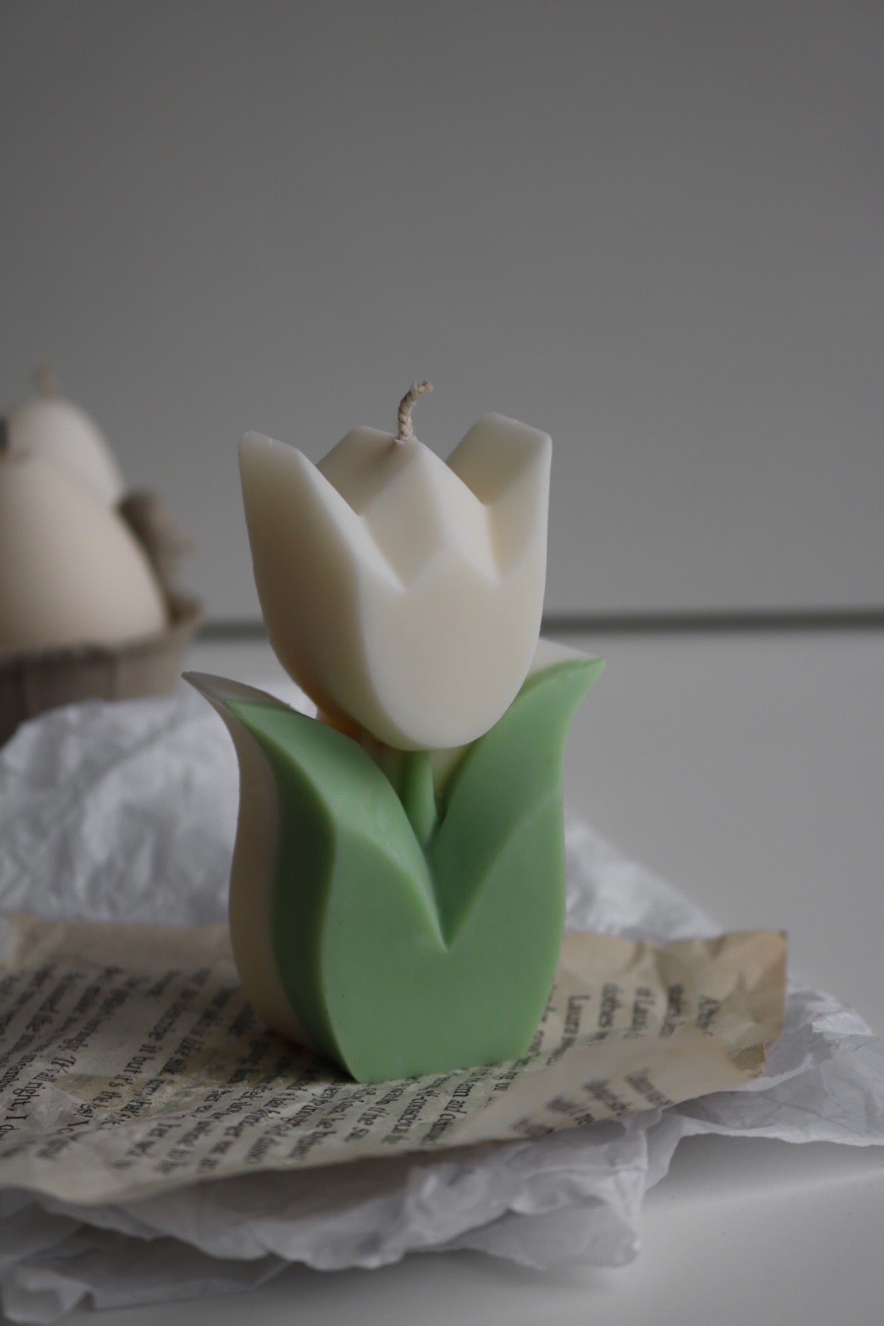 A beautifully crafted Tulip candle made from a soy wax blend, featuring an elegant tulip shape, perfect for home decor.