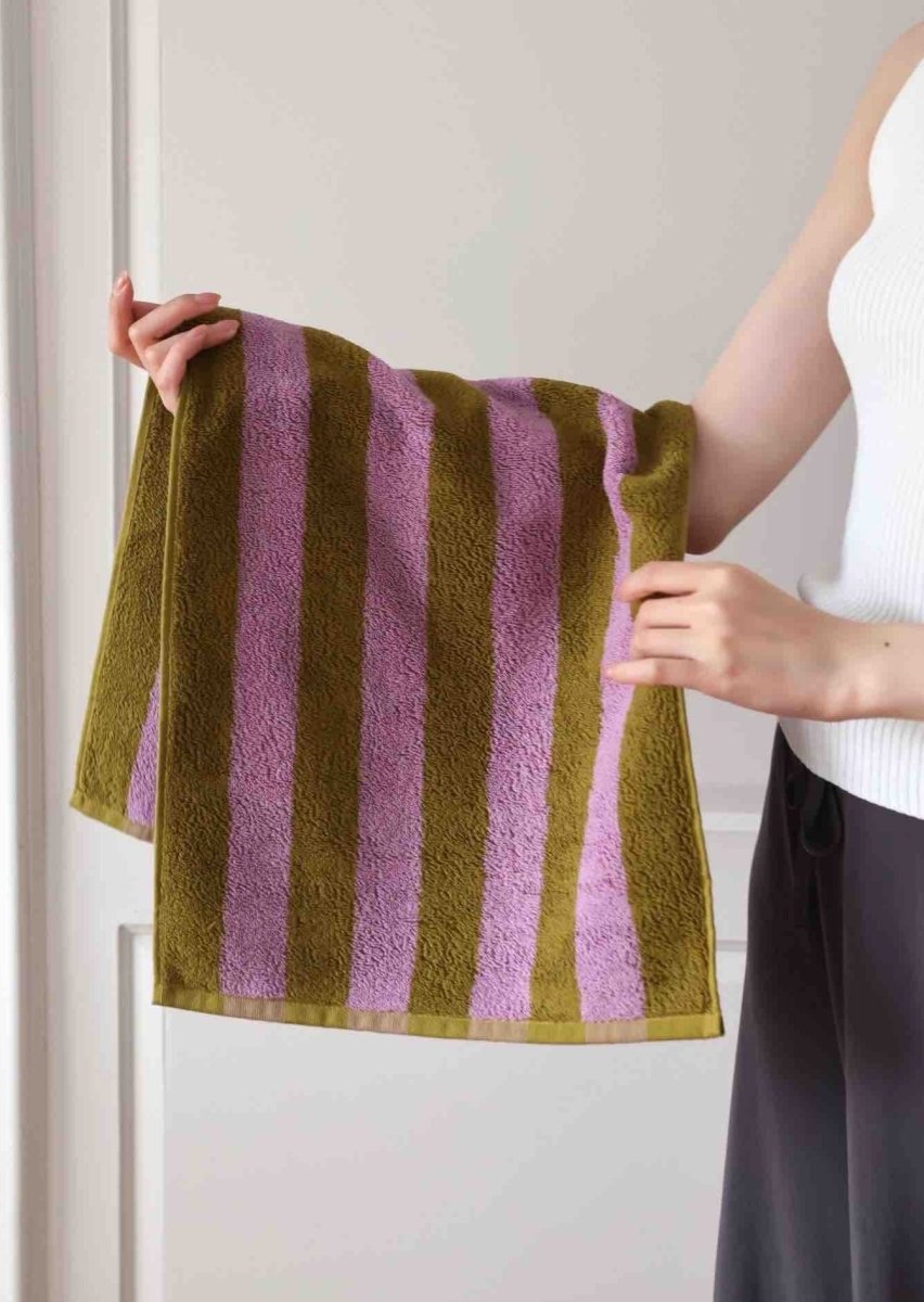 Ultra soft absorbent retro stripe bath towel made from 100% organic premium cotton, featuring vibrant colors and bold stripes.