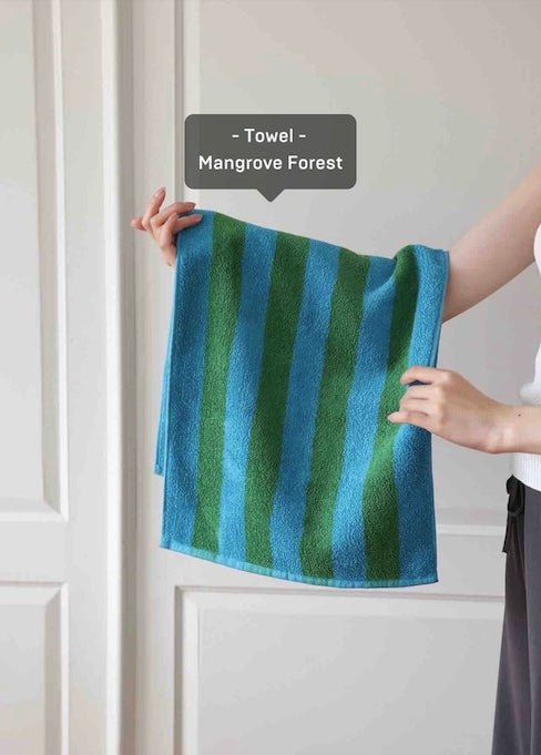 Ultra soft absorbent retro stripe bath towel made from 100% organic premium cotton, featuring vibrant colors and bold stripes.