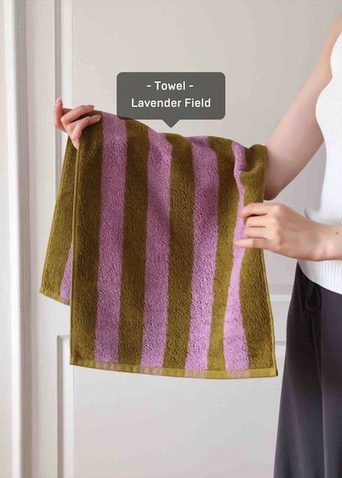 Ultra soft absorbent retro stripe bath towel made from 100% organic premium cotton, featuring vibrant colors and bold stripes.