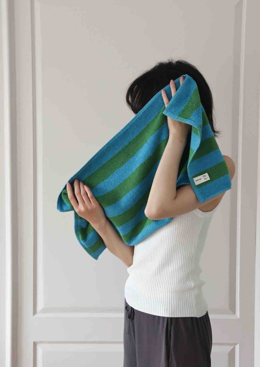 Ultra soft absorbent retro stripe bath towel made from 100% organic premium cotton, featuring vibrant colors and bold stripes.