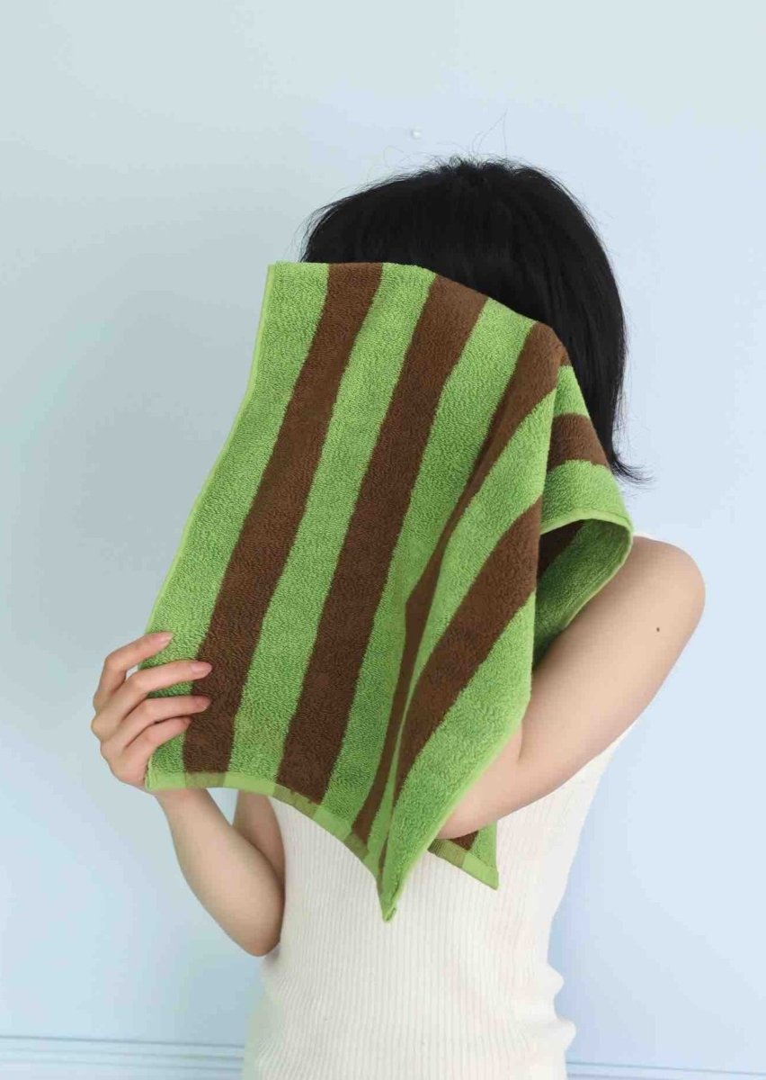 Ultra soft absorbent retro stripe bath towel made from 100% organic premium cotton, featuring vibrant colors and bold stripes.