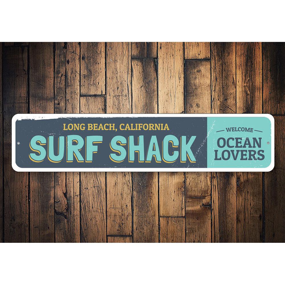 Welcome Ocean Lovers Sign made of high-quality aluminum, featuring a beach-themed design, perfect for coastal decor.