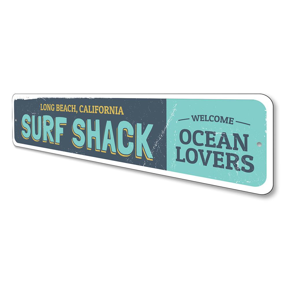 Welcome Ocean Lovers Sign made of high-quality aluminum, featuring a beach-themed design, perfect for coastal decor.