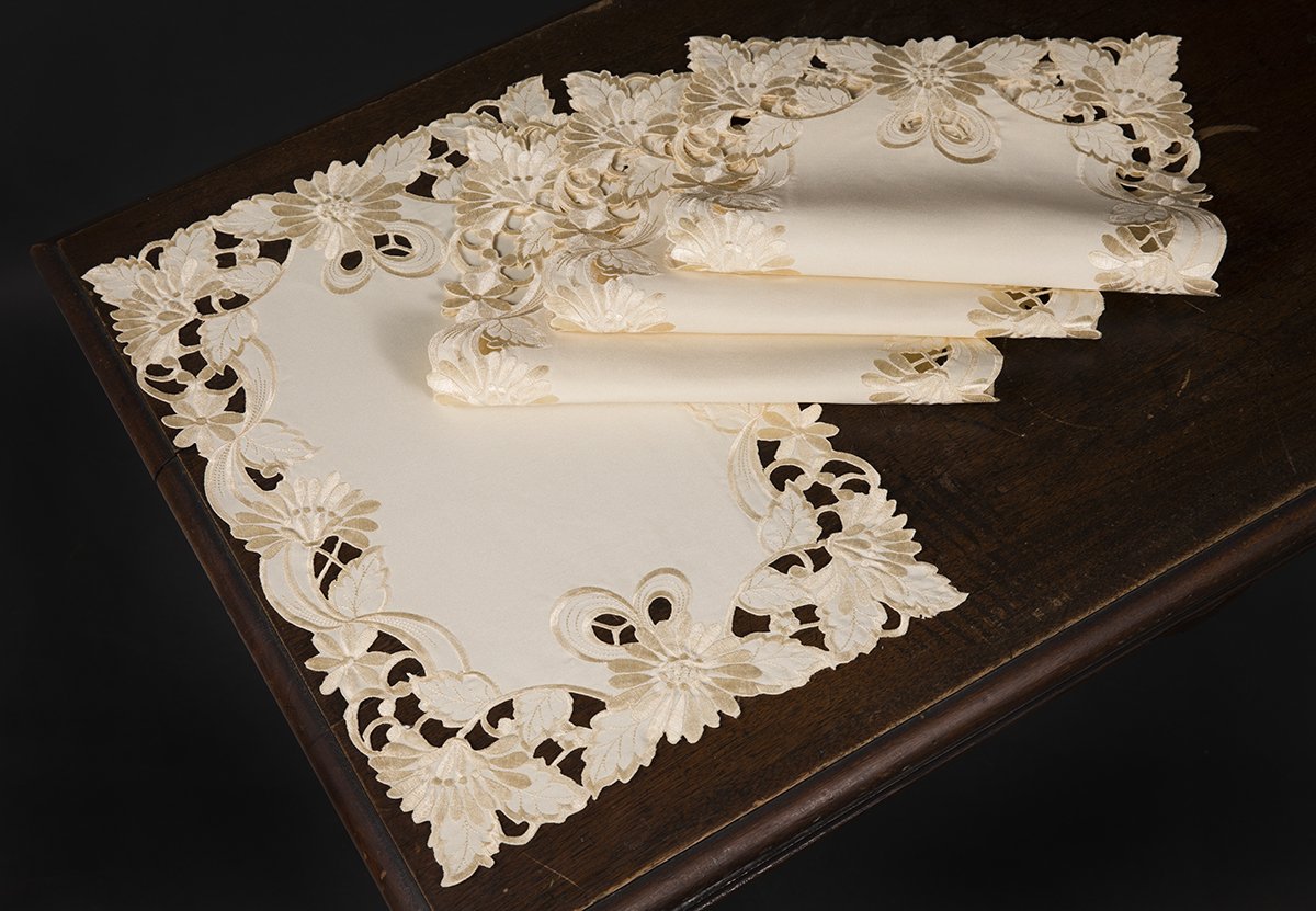 Set of four XD17104 Delicate Daisy Placemats featuring floral embroidery and scalloped edges, perfect for elegant dining.