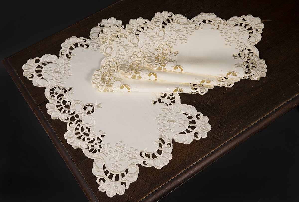 Set of 4 XD17106 Scalloped Lace Placemats featuring embroidered daisies and elegant cutwork design.