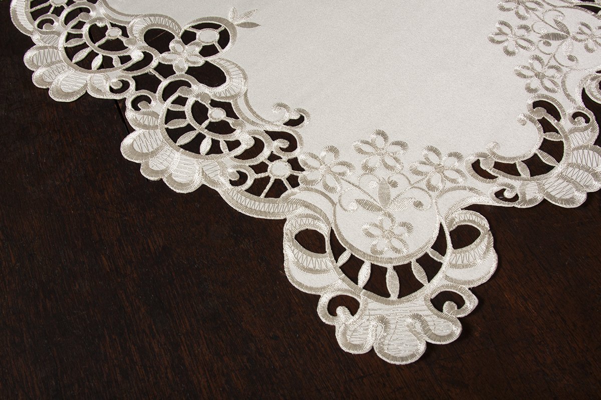 Set of 4 XD17106 Scalloped Lace Placemats featuring embroidered daisies and elegant cutwork design.