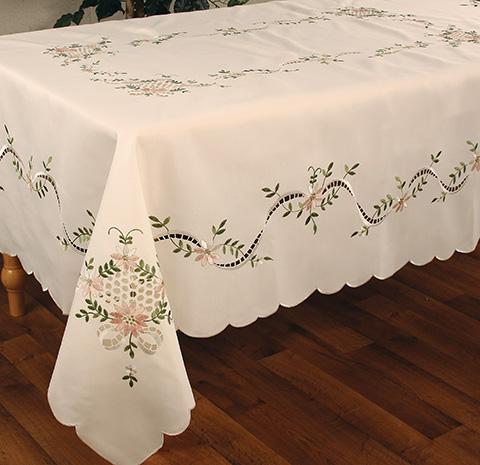 XD895028 English Garden Collection napkins with hand-stitched crochet trim and floral embroidery, showcasing elegance and quality.