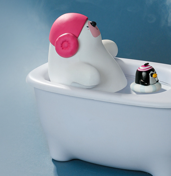 Creative Air Humidifier in polar bear design, showcasing a USB connection and large water tank.