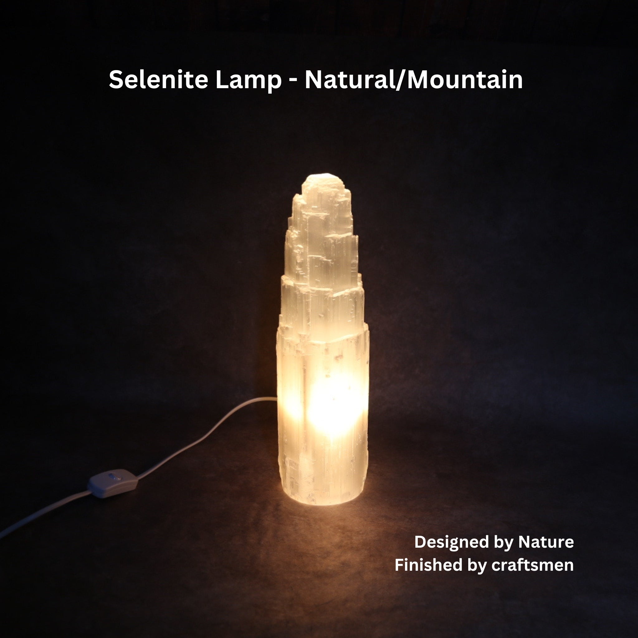 Natürliche Turmlampe aus Selenit in verschiedenen Größen, strahlend und beruhigend, ideal für Meditation und Raumdekoration.