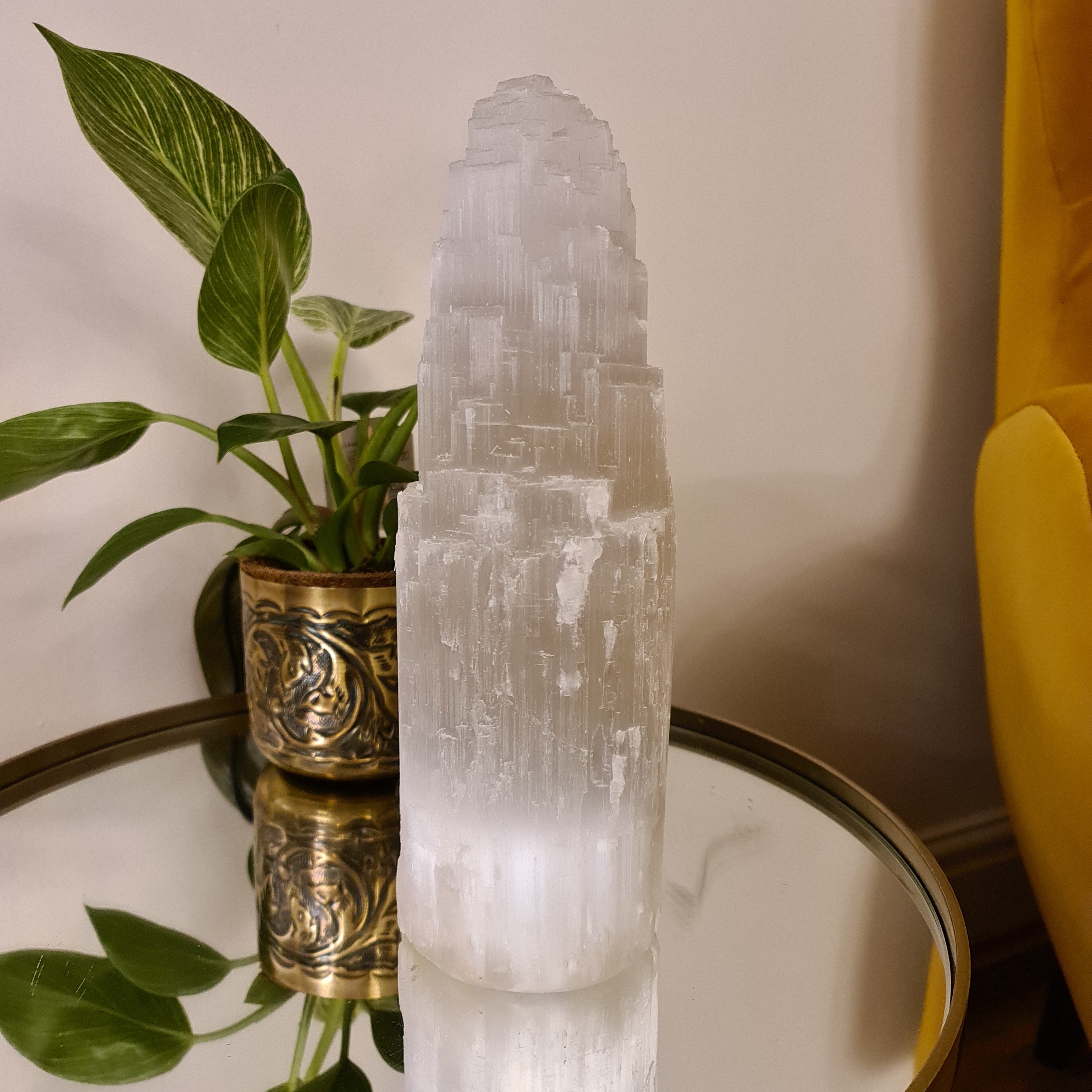 Natürliche Turmlampe aus Selenit in verschiedenen Größen, strahlend und beruhigend, ideal für Meditation und Raumdekoration.