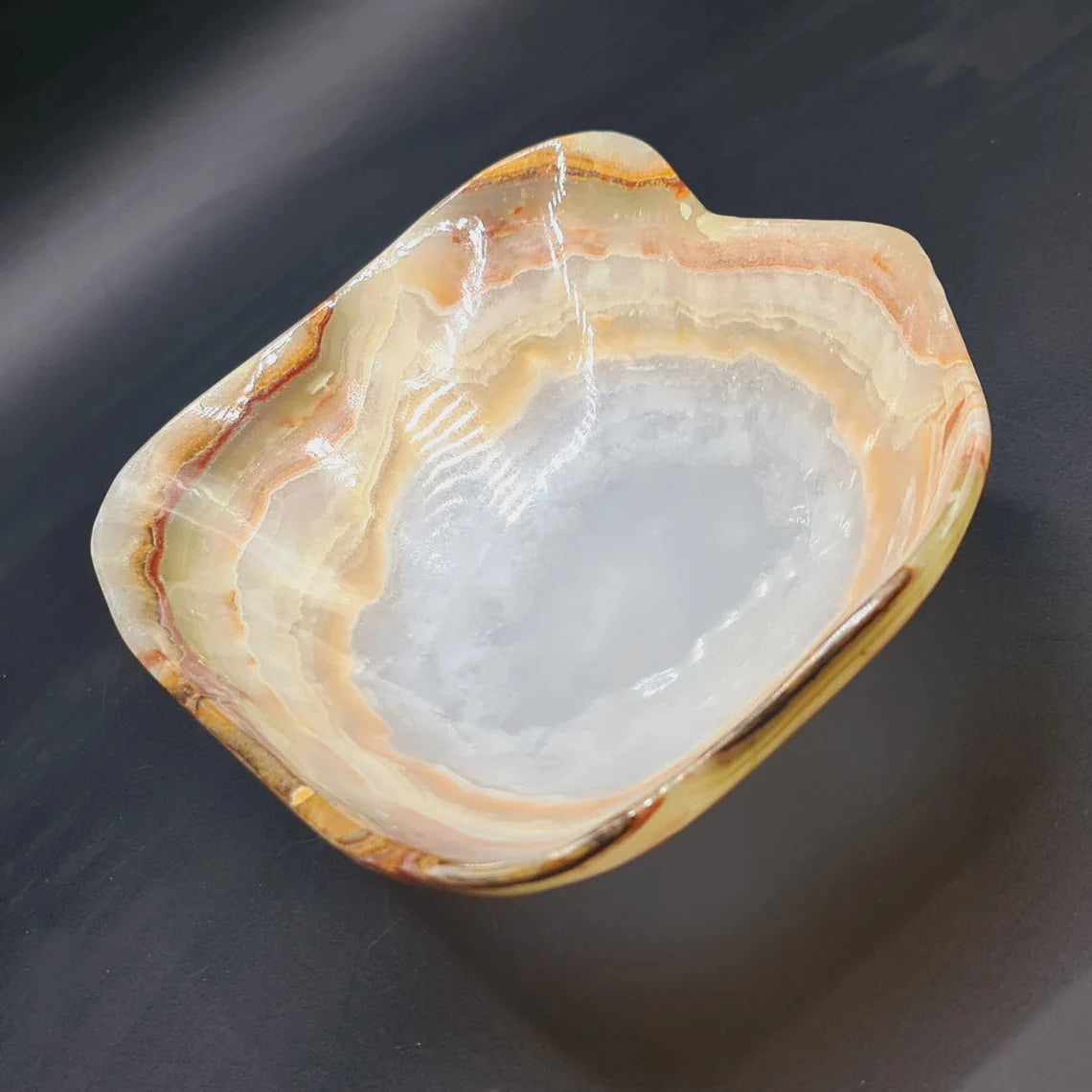 Onyx Kristall Freiform Schale aus Himalaya Onyx, elegant poliert mit einzigartigen Farbvariationen, ideal für Schmuck oder Dekoration.