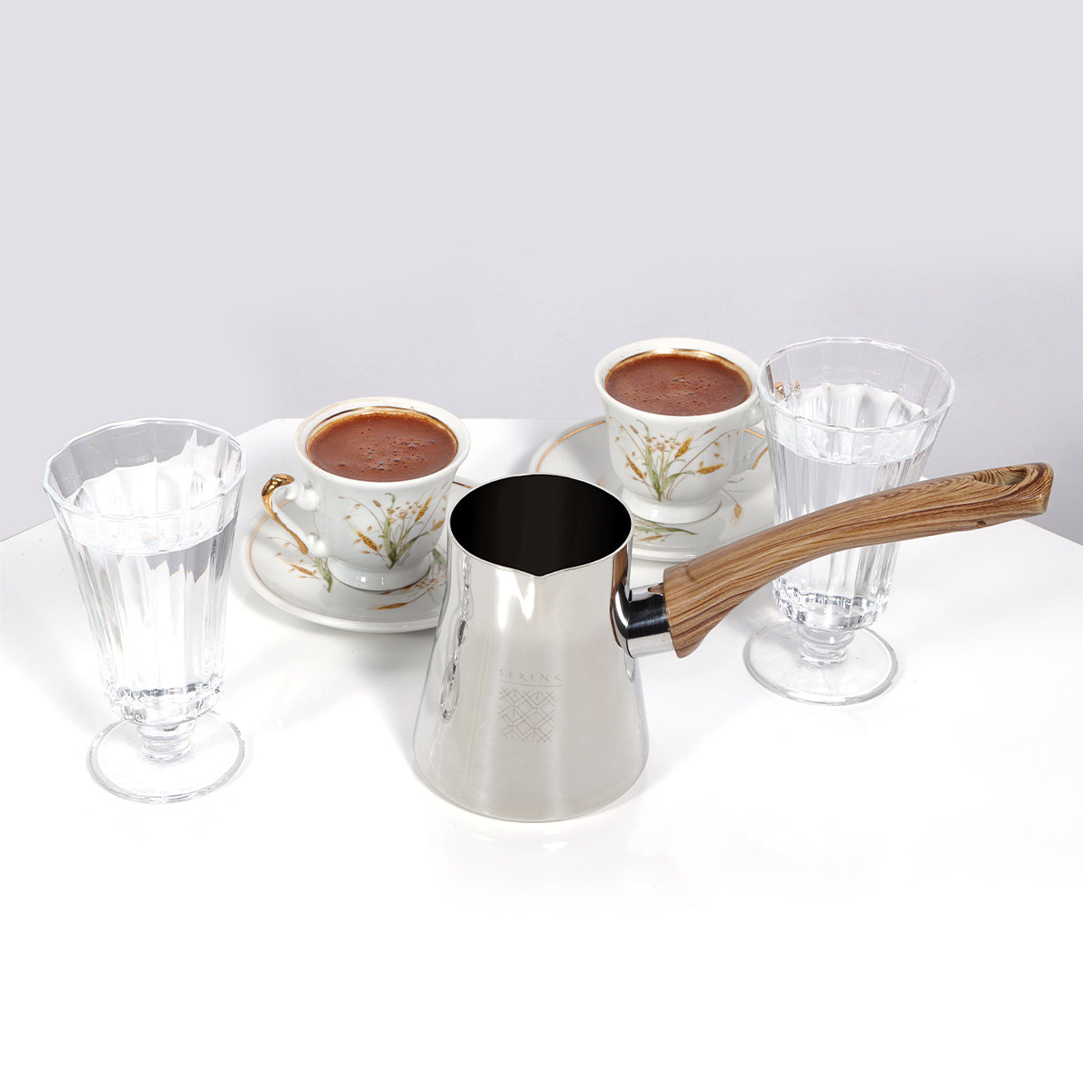 Serenk Türkische Kaffeekanne Set aus Edelstahl mit Bakelit-Griffen, elegant und funktional.