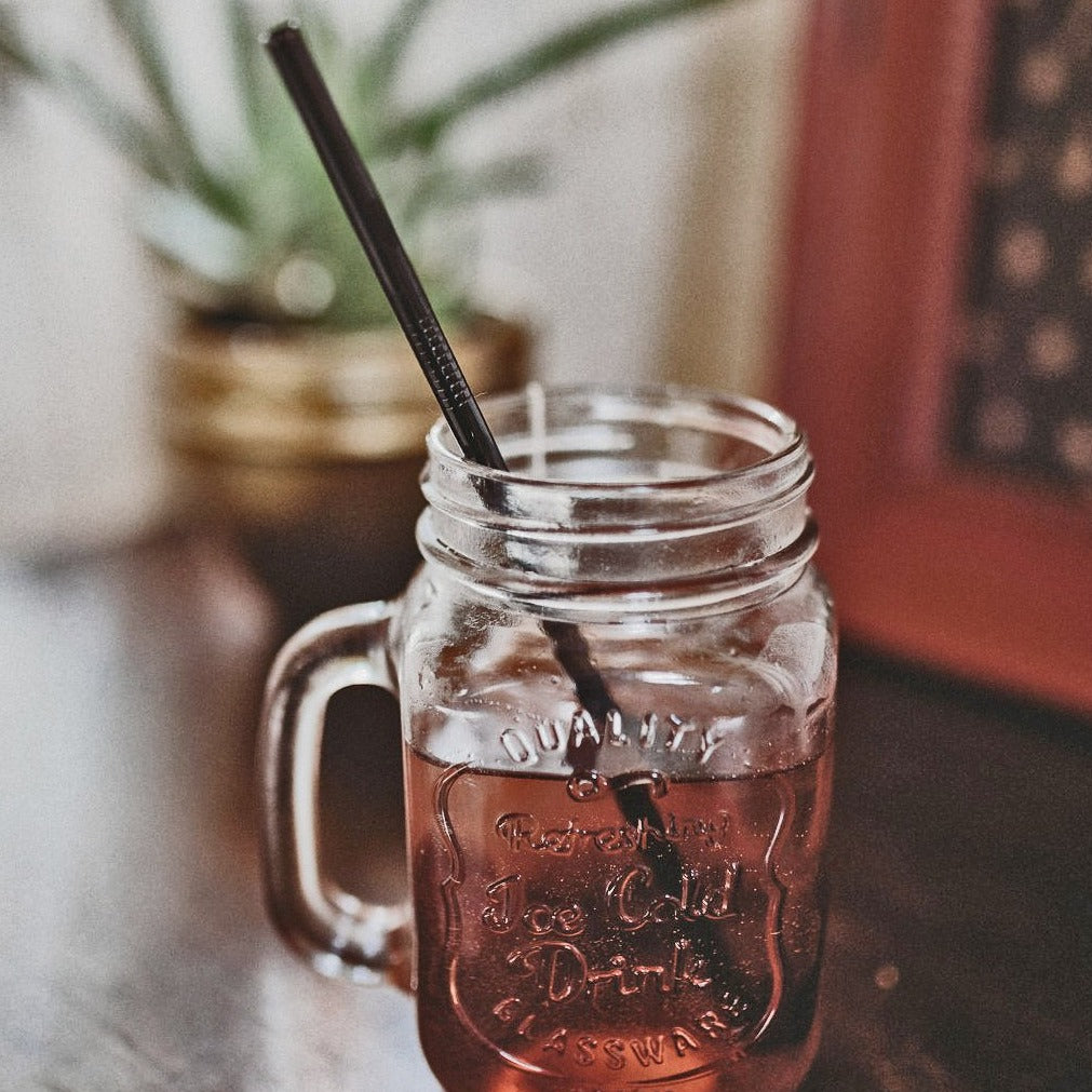 Sweetie Set featuring eco-friendly metal straws in a stylish cotton linen drawstring bag, perfect for drinks.