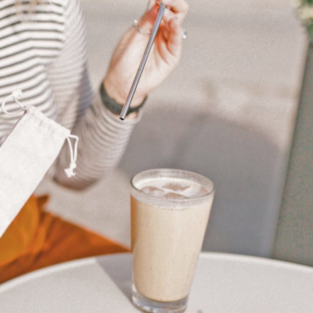 Sweetie Set featuring eco-friendly metal straws in a stylish cotton linen drawstring bag, perfect for drinks.