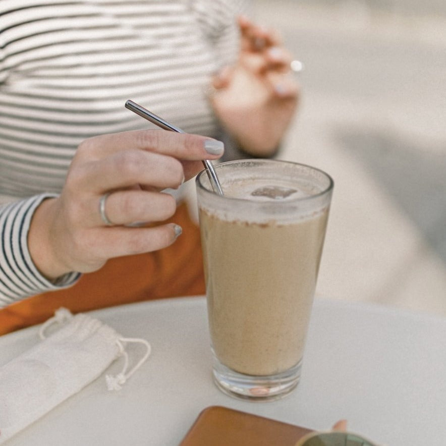 Sweetie Set featuring eco-friendly metal straws in a stylish cotton linen drawstring bag, perfect for drinks.