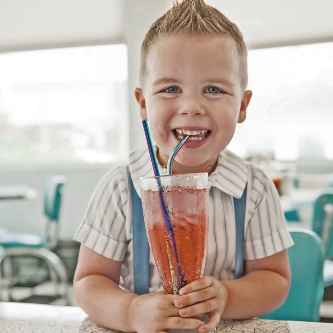 Sweetie Set featuring eco-friendly metal straws in a stylish cotton linen drawstring bag, perfect for drinks.