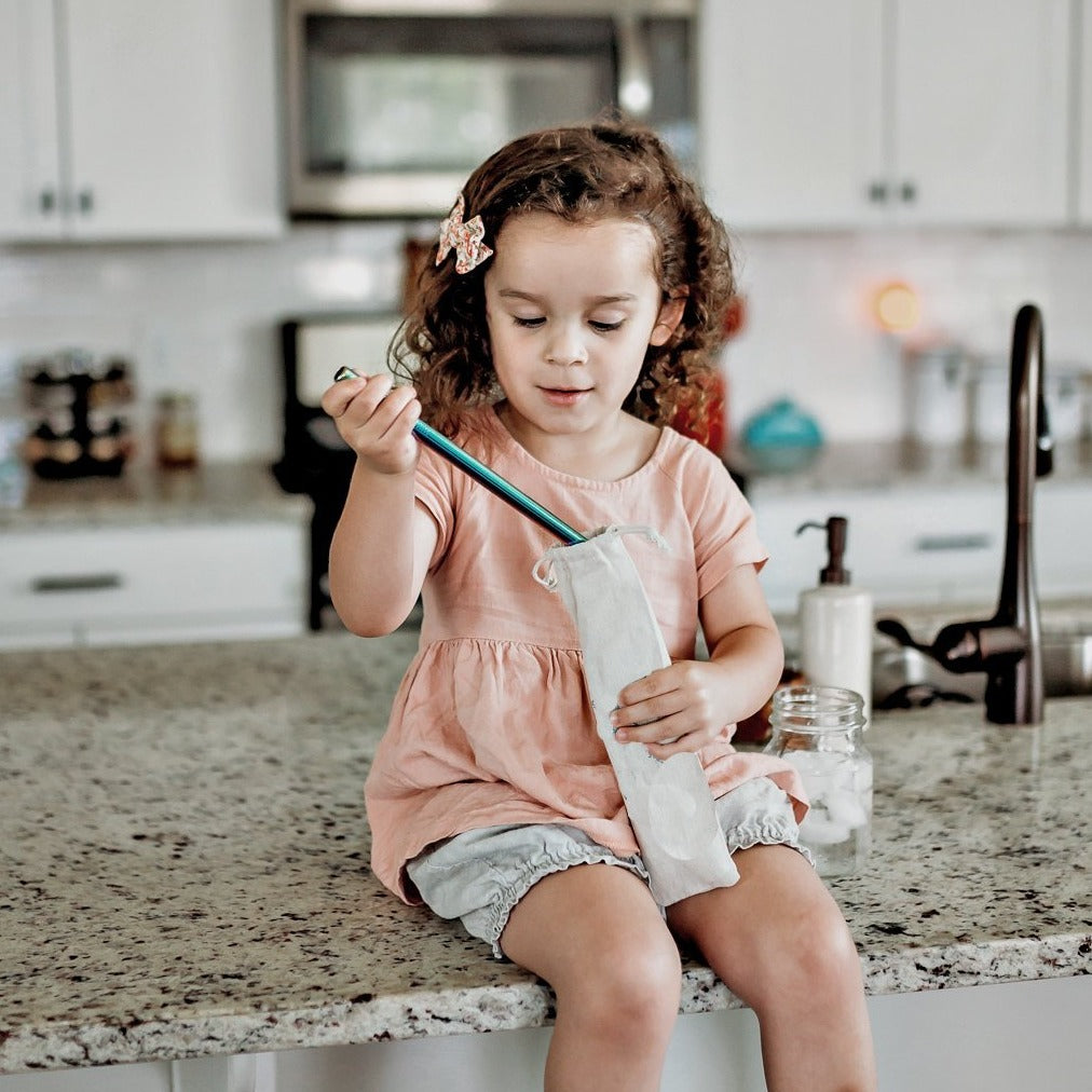 Sweetie Set featuring eco-friendly metal straws in a stylish cotton linen drawstring bag, perfect for drinks.