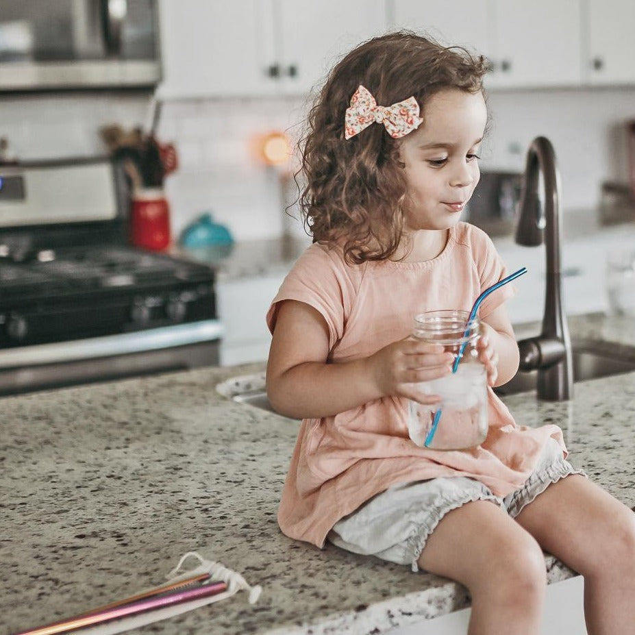 Sweetie Set featuring eco-friendly metal straws in a stylish cotton linen drawstring bag, perfect for drinks.